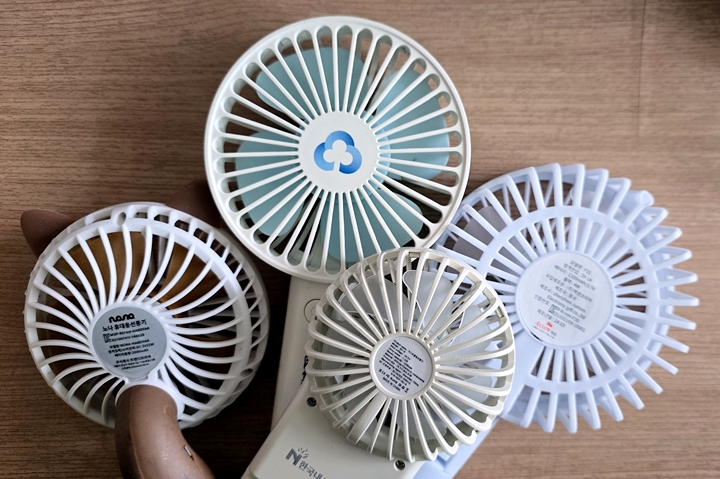 정리하다 보니 고장난 휴대용선풍기가 여러 개 나왔다.