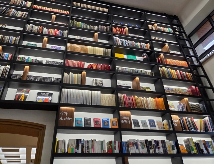 [수많은 책들이 놓여있는 사진. 많은 청년들은 책을 보며 본인의 진로를 모색하고 있으며 기자도 같았다. / 사진 출처 : 본인 촬영 ]