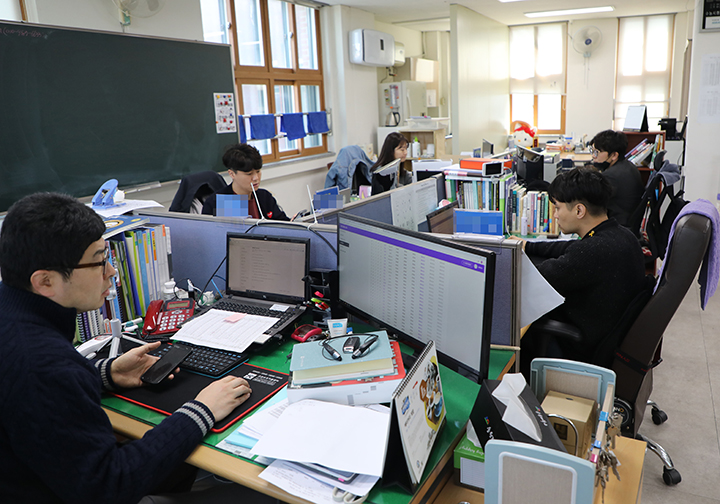 광주 북구 광주제일고등학교 교무실에서 선생님들이 온라인 개학을 진행하며 학생들의 출석관리를 하고 있다. 2020.4.9 (ⓒ뉴스1, 무단 전재-재배포 금지)