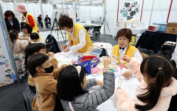 서울 강소구 코엑스마곡에서 열린 2025코리아 키즈 페어에서 아이들이 체험을 하고 있다. 2025.11.7. (ⓒ뉴스1, 무단 전재-재배포 금지)