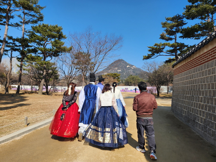 경복궁 곳곳에서 한복 체험하는 외국인들을 볼 수 있었다. 궁궐을 배경으로 사진을 찍으며 우리의 전통 의복을 즐기고 있다.