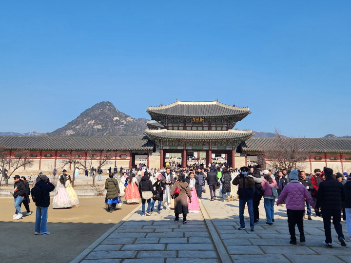 명동에서의 움직이는관광안내소의 친절한 안내, 경복궁에서의 한복 무료 입장과 다국어 해설 같은 제도는 관광객의 만족도를 높이며 재방문으로 이어지는 선순환을 만든다. 그 결과 '외래관광객 사상 최다'의 기록을 만들어냈다.