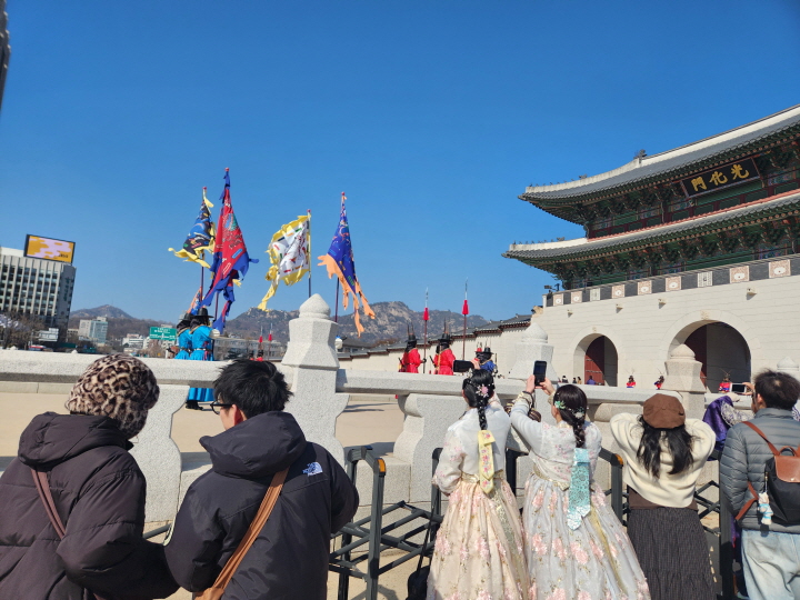 설 연휴 마지막 날, 광화문 앞 월대에는 수문장 교대식을 보기 위한 인파가 가득했고, 한복을 입은 외국인 관광객들도 눈에 띄었다.