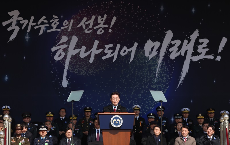 이재명 대통령이 20일 충남 계룡대 대연병장에서 열린 육·해·공군 사관학교 통합임관식에서 축사를 하고 있다. 2026.2.20(사진=저작권자(c) 연합뉴스, 무단 전재-재배포 금지)