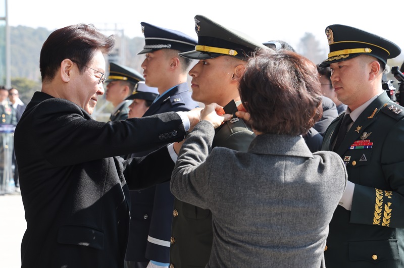 이재명 대통령이 20일 충남 계룡대 대연병장에서 열린 육·해·공군 사관학교 통합임관식에서 임관 장교들에게 계급장을 달아주고 있다. 2026.2.20(사진=저작권자(c) 연합뉴스, 무단 전재-재배포 금지)