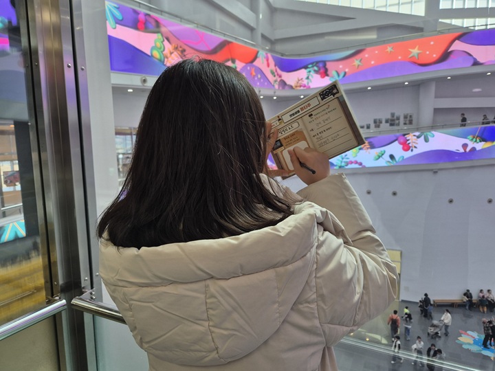 갯벌 탐정의 노트를 작성하는 자녀.