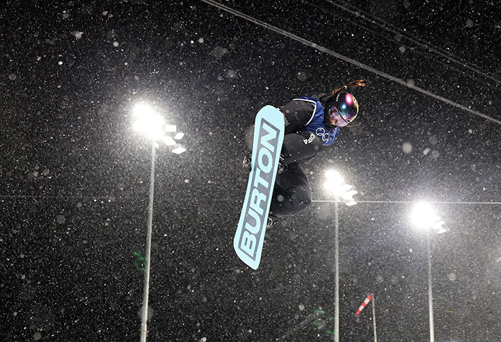 스노보드 최가온이 지난 13일 이탈리아 리비뇨 스노파크에서 열린 '2026 밀라노·코르티나담페초 동계올림픽' 스노보드 여자 하프파이프 결선 1차전 경기를 펼치고 있다. 이날 최가온은 1, 2차 경기에서 넘어진 후 3차 시기에 90.25점을 받아 단독 1위에 올라서 금메달을 획득했다.(ⓒ뉴스1, 무단 전재-재배포 금지)