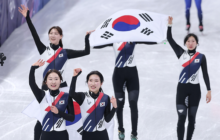 대한민국 여자 쇼트트랙 대표팀이 19일 이탈리아 밀라노 아이스스케이팅 아레나에서 열린 2026 밀라노·코르티나담페초 동계올림픽 쇼트트랙 여자 3000m 계주 결승에서 금메달을 차지한 후 태극기를 두르고 관중석을 향해 인사하고 있다.(ⓒ뉴스1, 무단 전재-재배포 금지)