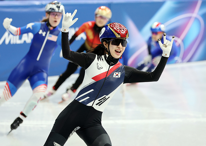 쇼트트랙 김길리가 21일 이탈리아 밀라노 아이스 스케이팅 아레나에서 열린 2026 밀라노·코르티나담페초 동계올림픽 쇼트트랙 여자 1500m 결승에서 금메달을 확보한 후 환호하고 있다.(ⓒ뉴스1, 무단 전재-재배포 금지)