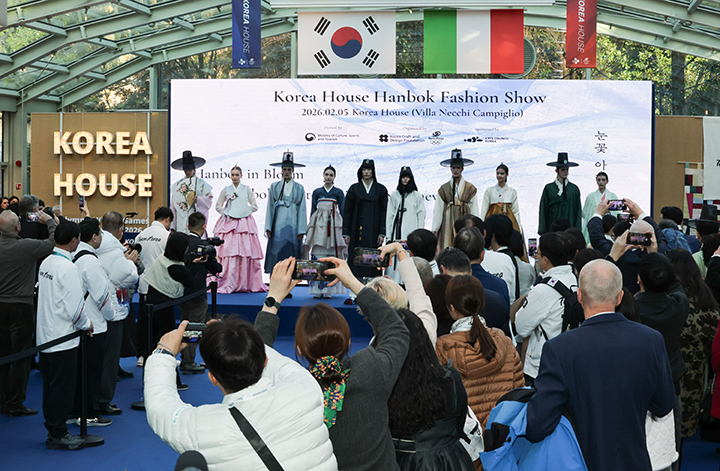 6일 이탈리아 밀라노 빌라 네키 캄필리오(Villa Necchi Campiglio)에 마련된 '코리아하우스'에서 한복 패션쇼가 열리고 있다. '코리아하우스'는 밀라노 동계올림픽 기간 동안 스포츠 외교와 K-컬처 홍보의 장으로 활용됐다.(ⓒ뉴스1, 무단 전재-재배포 금지)