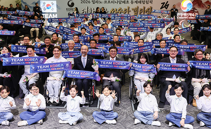 2일 서울 송파구 올림픽파크텔에서 열린 '2026 밀라노·코르티나담페초 동계 패럴림픽' 대한민국 선수단 결단식에서 최휘영 문체부 장관, 정진완 대한장애인체육회장, 선수단이 기념촬영을 하고 있다.(ⓒ뉴스1, 무단 전재-재배포 금지)