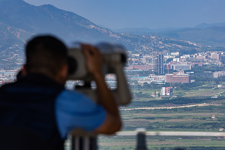 김정은 북한 국무위원장이 중국 전승절 80주년 기념 열병식에 참석한 3일 경기도 파주시 도라전망대에서 방문객들이 서부전선 비무장지대(DMZ)와 개성공단 일대를 바라보고 있다.2025.9.3.(사진=저작권자(c) 연합뉴스, 무단 전재-재배포 금지)
