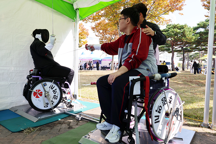 7일 광주광역시청에서 열린 2025 광주 장애인복지 통합박람회에서 한 시민이 휠체어 펜싱 체험을 하고 있다. 2025.11.7 (사진=저작권자(c) 연합뉴스, 무단 전재-재배포 금지)