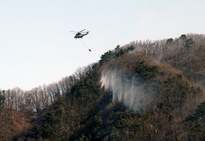 산림 당국 헬기가 23일 오전 경남 함양군 마천면에서 산불 진화 작업을 하고 있다. 2026.2.23 (사진=저작권자(c) 연합뉴스, 무단 전재-재배포 금지)