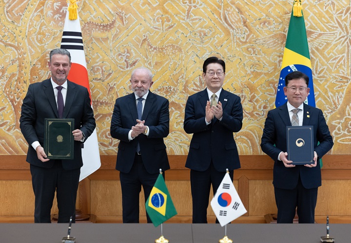 이승돈 농촌진흥청장과 카를로스 파바루 브라질 농업축산부장관이 23일 청와대에서 이재명 대통령과 루이스 이나시우 룰라 다시우바 브라질 대통령이 임석한 가운데 농약 등록 인허가 절차 간소화 협력 양해각서 문건을 교환한 뒤 기념촬영을 하고 있다. 2026.2.23(사진=저작권자(c) 연합뉴스, 무단 전재-재배포 금지)