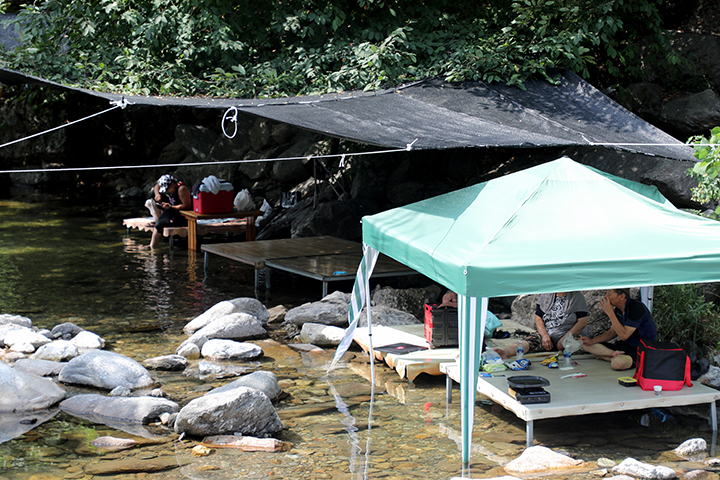 휴가철 한 계곡에서 햇빛 가림막과 평상을 설치하고 불법 영업이 이뤄지고 있다. (ⓒ뉴스1, 무단 전재-재배포 금지)