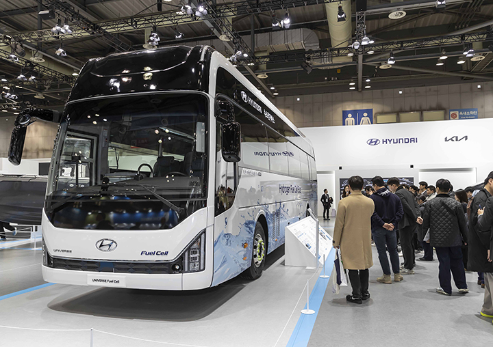 경기도 고양시 킨텍스에서 개최한 '월드 하이드로젠 엑스포 2025'에서 관람객들이 유니버스 수소전기버스를 둘러보고 있다. 2025.12.8 (ⓒ뉴스1, 무단 전재-재배포 금지)