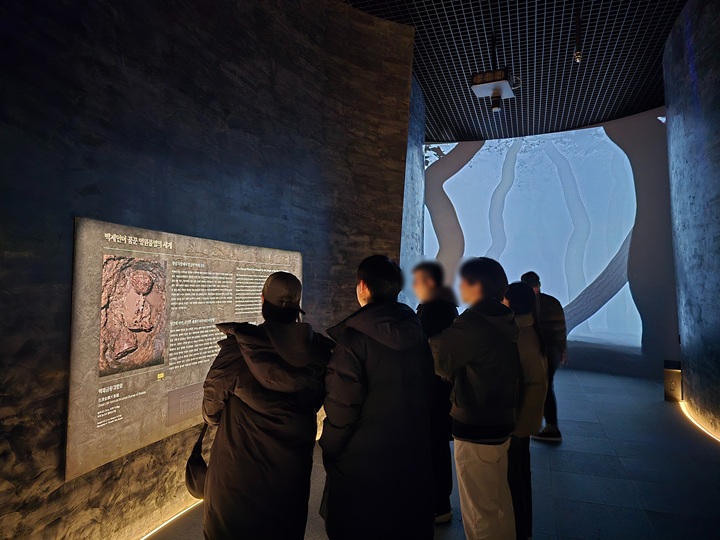 연휴를 맞아 가족 단위의 관람객들이 몰린 국립부여박물관.