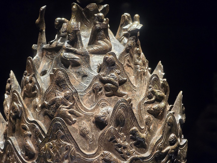 신산 모양의 백제금동대향로 뚜껑에는 42마리 동물, 5인의 악사, 12명의 인물이 숨어 있다.