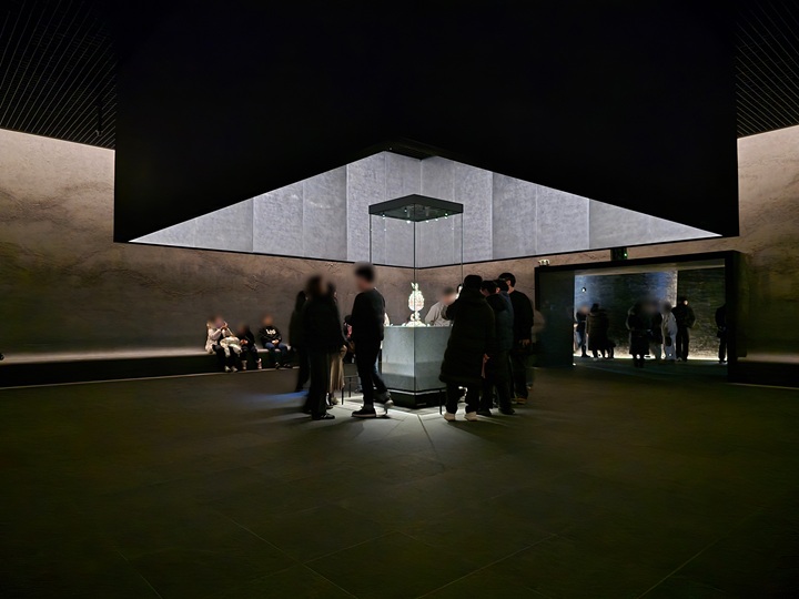 77평 규모의 백제금동대향로실은 초타원형의 공간 개념을 바탕으로 벽체와 모서리를 곡선으로, 천장은 직선의 사각 구조물을 배치하여 조화와 융합을 구현했다.