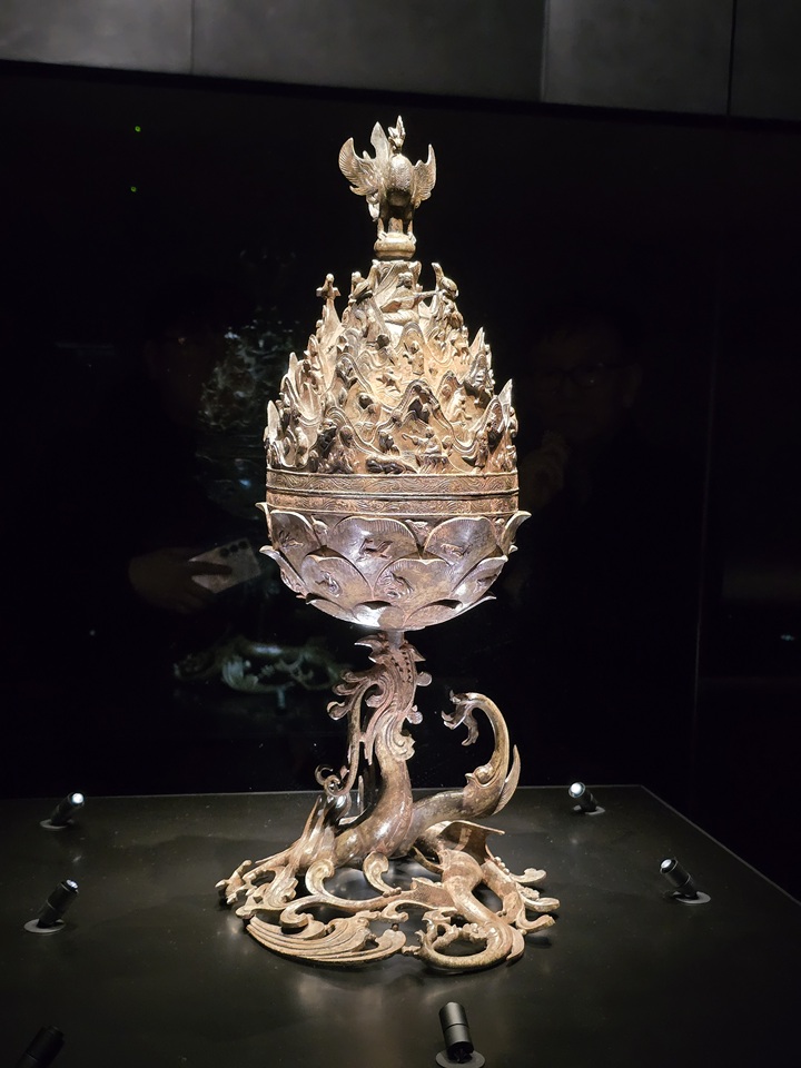 어두운 밀실 분위기에서 더욱 수려한 자태를 뽐내고 있는 백제금동대향로.