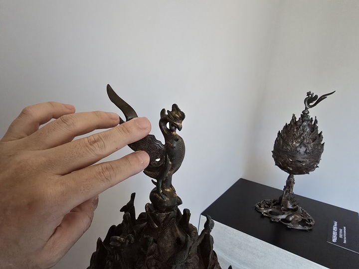 백제금동대향로의 복제판을 만져보는 촉각 체험 공간.