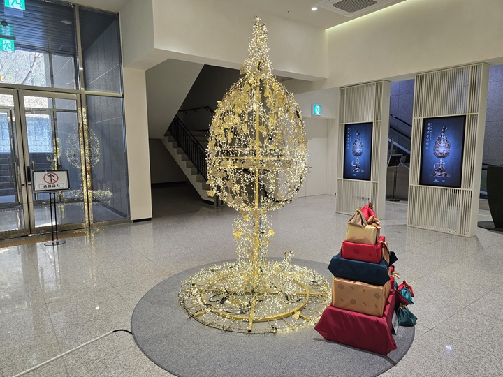 백제대향로관 1층 로비에 설치된 소원 성취 향로 트리.