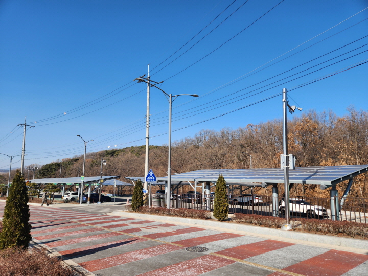 강화군 교동도에 위치한 화개정원 공영주차장은 태양광 패널이 설치된 구역이 별도로 있다. 태양광 패널이 주차장의 차양막 역할을 하고 있다.