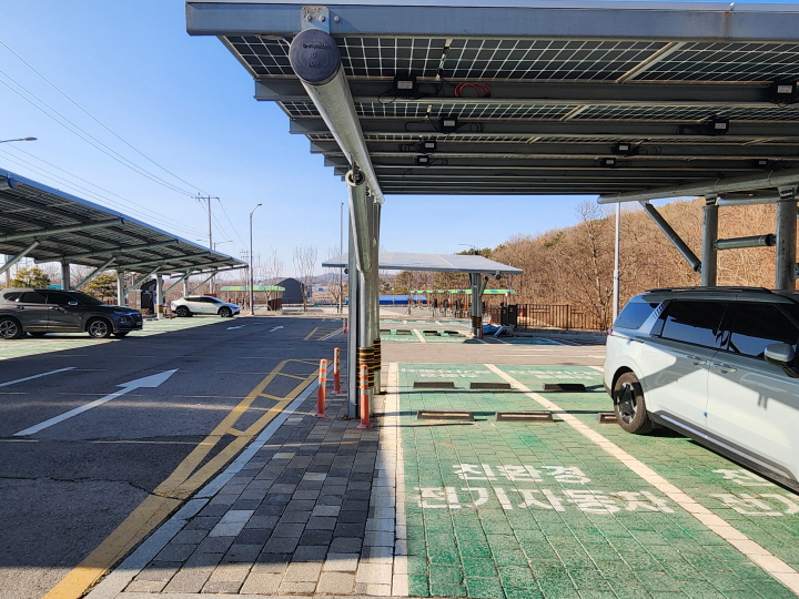 친환경자동차 전용주차구역은 일반 차량이 주차할 경우 과태료가 부과된다. 태양광 설비와 친환경차 이용 정책이 하나의 공간 안에서 연결되고 있다.