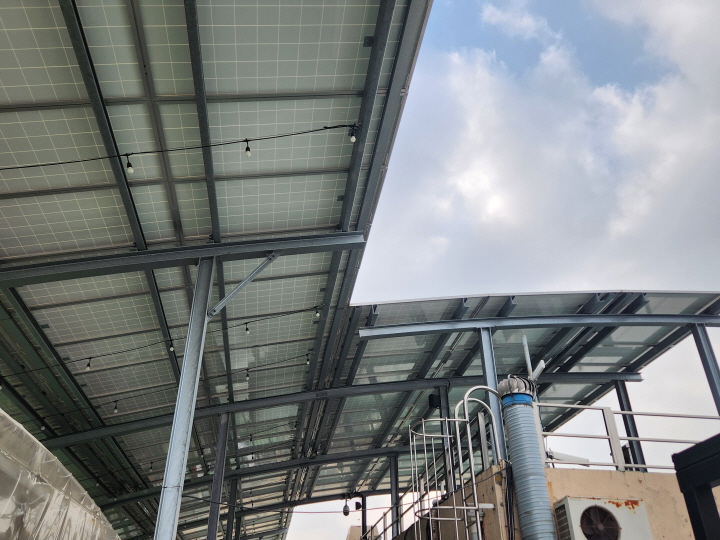 경동시정 청년몰이 입주한 신관 옥상에 설치한 태양광 패널은 기존에 사용하던 공간에 발전설비를 덧댄 모습이다.