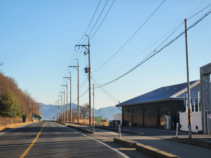 정부는 2026년 민생체감정책을 통해 학교, 전통시장, 주차장 등 생활 밀착 공간을 중심으로 태양광 설치비 지원을 추진하고 있다. 새로운 부지를 조성하기보다 기존 공간의 기능을 확장하는 방식으로 에너지 전환을 시도한다는 점에서 의미가 있다.