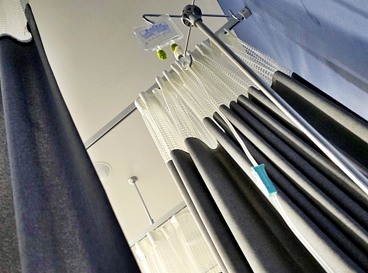 병원에서 수액을 맞고 있다.