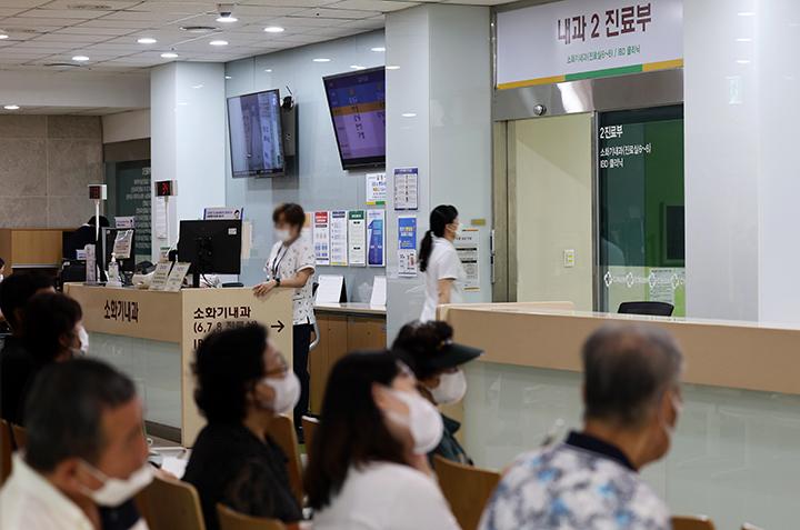 17일 광주 동구 전남대병원에서 환자와 보호자들이 대기하고 있다. 2024.6.17 (사진=저작권자(c) 연합뉴스, 무단 전재-재배포 금지)