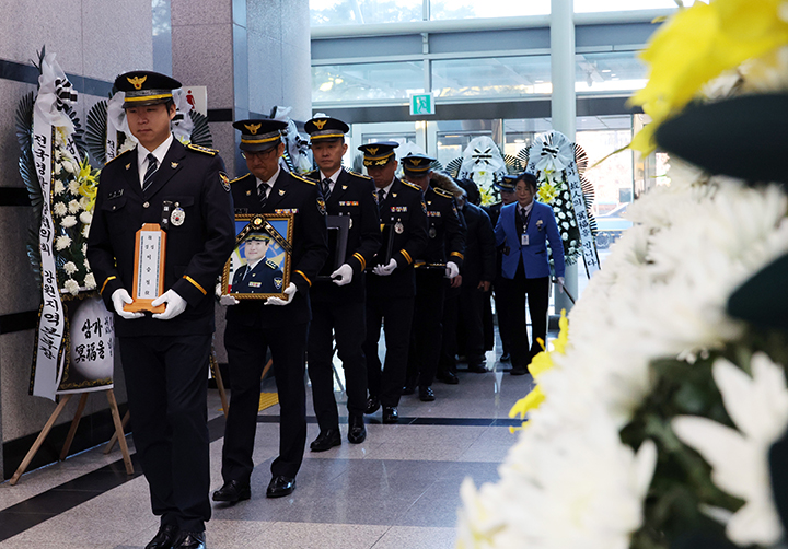6일 전북경찰청 온고을홀에서 엄수된 고(故) 이승철 경정의 영결식에서 고인의 위패가 식장을 떠나고 있다. 2026.1.6 (사진=저작권자(c) 연합뉴스, 무단 전재-재배포 금지)