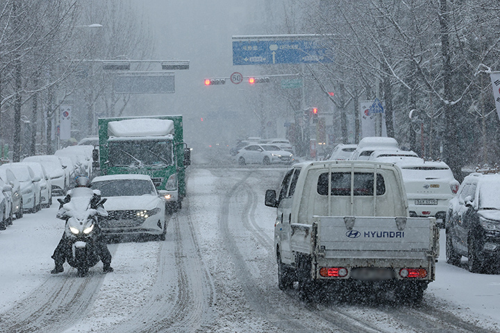 대전과 충청지역 곳곳에 대설주의보가 발효된 24일 대전 서구에서 차량이 서행하고 있다. 2026.2.24 (ⓒ뉴스1, 무단 전재-재배포 금지)