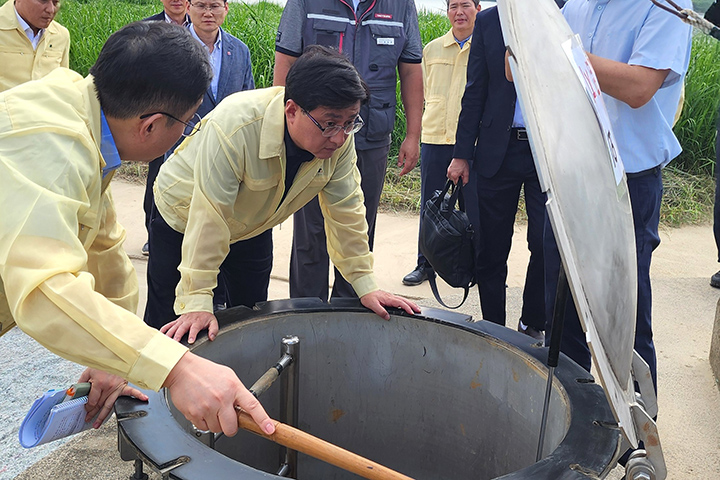 김성환 환경부 장관이 경남 창녕군 낙동강변에서 강변여과수 시험집수정 현장을 점검하고 있다. 2025.9.6 (ⓒ뉴스1, 무단 전재-재배포 금지)