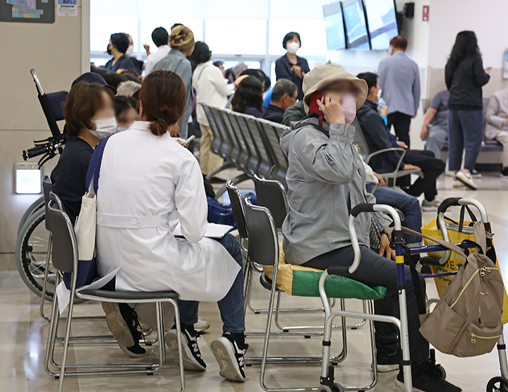 22일 서울의 한 대학병원 진료실 앞에서 한 의사가 대기 중인 환자에게 다가가 진료를 보고 있다. 2024.5.22 (사진=저작권자(c) 연합뉴스, 무단 전재-재배포 금지)