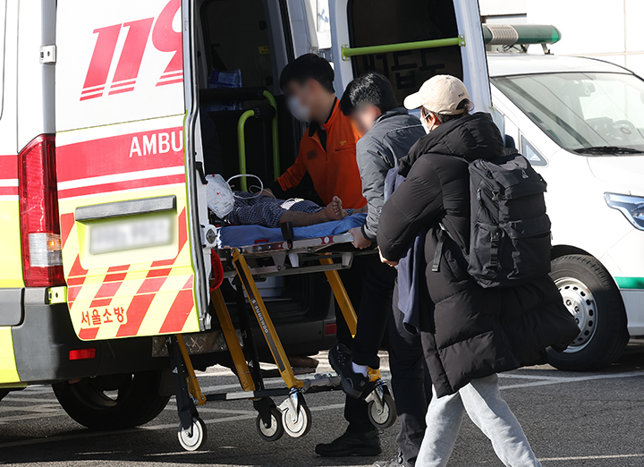 10일 오후 서울 한 대형병원 응급실로 환자가 이송되고 있다. 2025.1.10 (사진=저작권자(c) 연합뉴스, 무단 전재-재배포 금지)