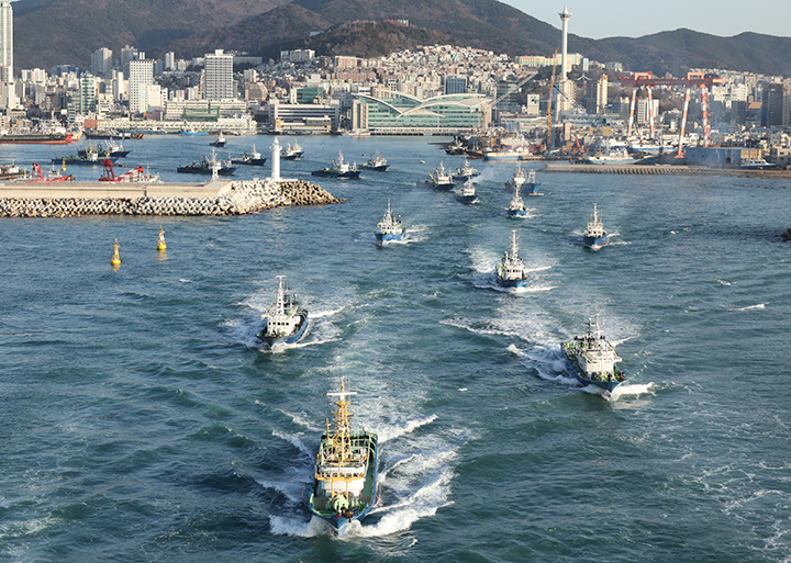 지난 23일 오전 대형선망 어선들이 부산 서구 공동어시장에서 출항해 먼바다로 나가고 있다.(사진=저작권자(c) 연합뉴스, 무단 전재-재배포 금지)