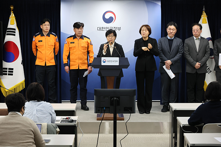 정은경 보건복지부 장관이 25일 서울 종로구 정부서울청사에서 응급환자 이송체계 혁신 시범사업 관련 브리핑을 하고 있다. 2026.2.25 (사진=저작권자(c) 연합뉴스, 무단 전재-재배포 금지)