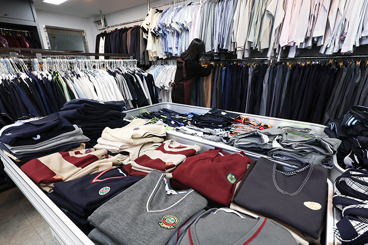 서울 송파구 나눔교복매장에서 관계자가 교복을 정리하고 있다. 나눔교복매장은 송파구청이 주변 학교와 송파구주부환경협의회가 함께 운영하는 매장으로 자켓 5000원, 바지 3000원 등 기부받은 중고 교복을 저렴하게 판매한다. 2026.2.19 (ⓒ뉴스1, 무단 전재-재배포 금지)