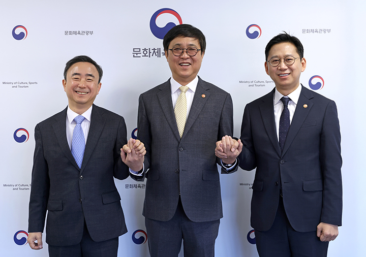 임문영 국가인공지능전략위원회 상근 부위원장(왼쪽부터)과 최휘영 문화체육관광부 장관, 배경훈 부총리 겸 과학기술정보통신부 장관이 26일 오전 논의된 저작물의 균형있는 AI 학습 활용 촉진 4가지 핵심과제의 조속한 추진에 협력을 다짐하고 있다.(사진=과기정통부 제공)