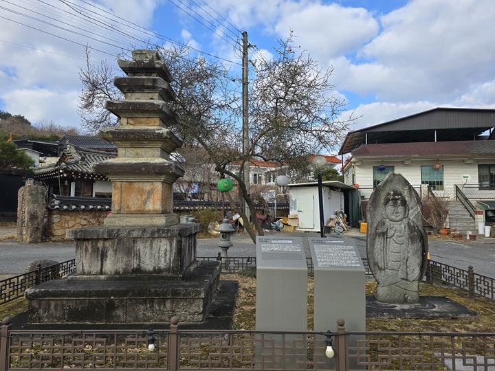창동리 오층석탑과 약사여래입상.