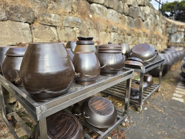 중원당 양조장 앞마당에 전통주 숙성에 쓰일 옹기가 놓여 있다.
