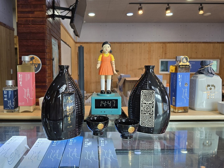 '오징어게임3'의 만찬주로 등장한 청명주와 검은 도자기 술병.