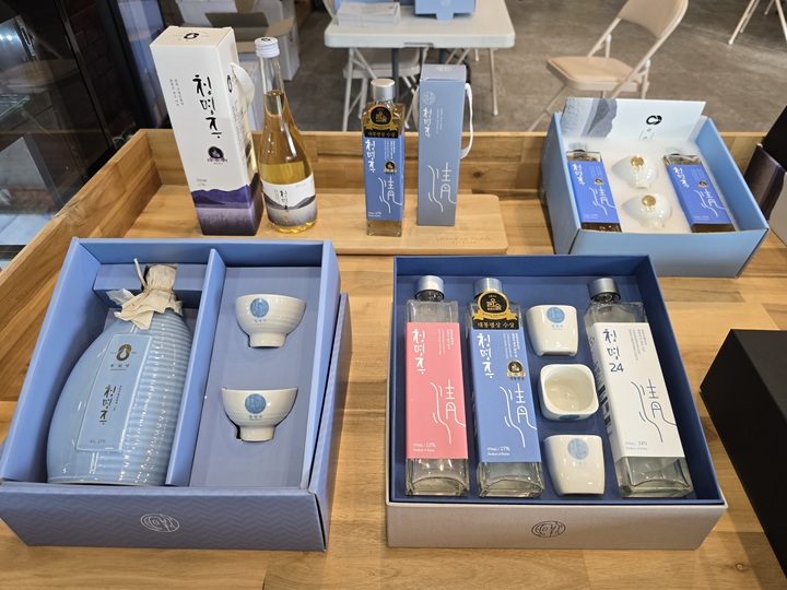 다양한 구성이 돋보이는 청명주 선물세트.