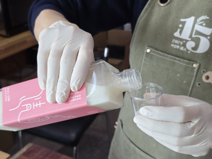 새하얀 우윳빛깔을 자랑하는 청명주 탁주.