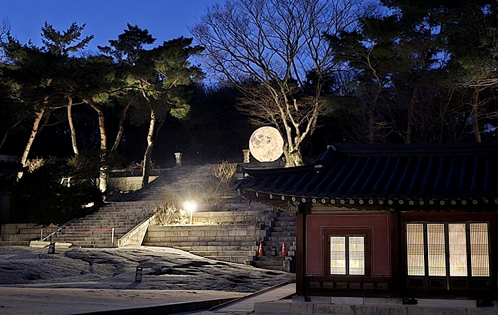 양화당으로 가까이 가자 둥근 대보름달 모형이 보였다.