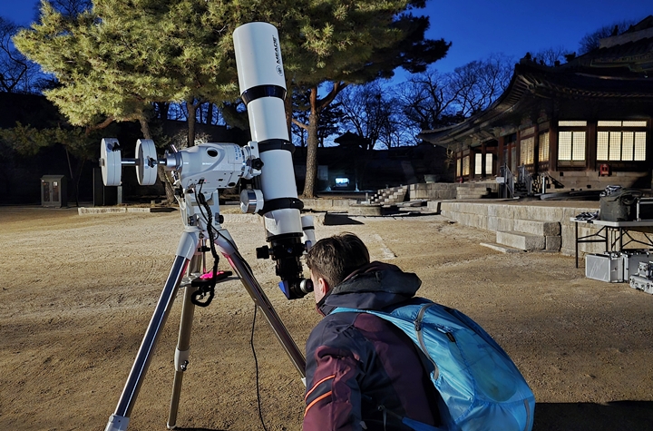 벨기에에서 온 요한씨가 망원경을 보고 있다.