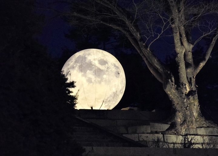 밝은 달 모형을 바라보며 소원을 빌어보자.